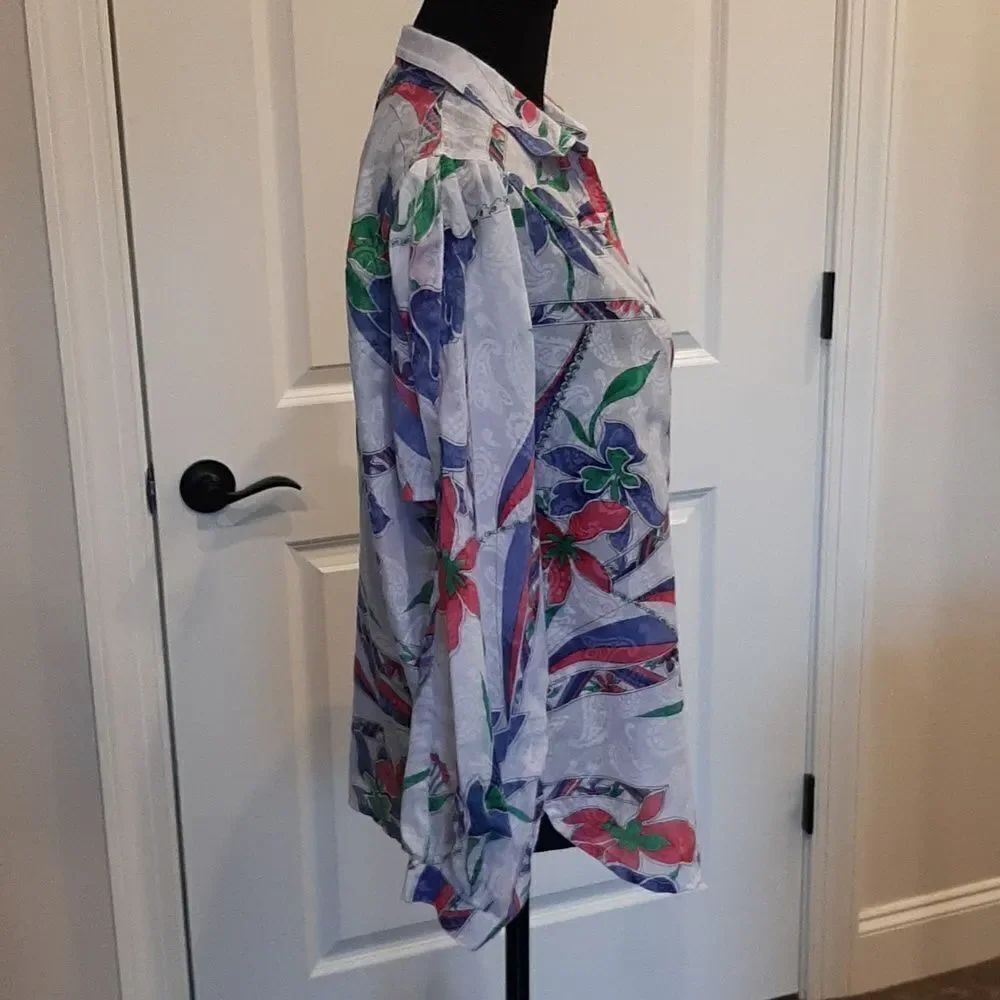Floral Lightweight Button-Up Blouse - Picture 4 of 9